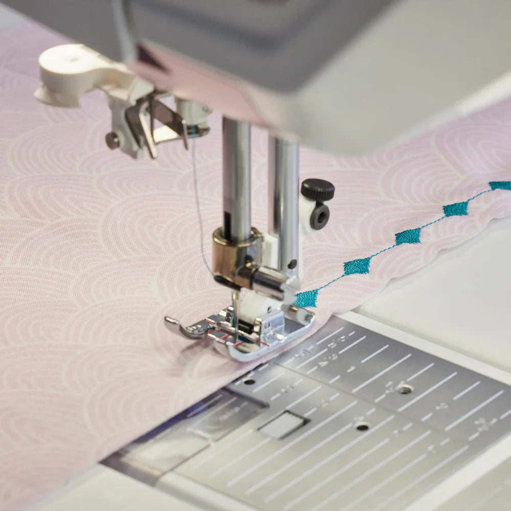 Husqvarna Viking Epic Quilt 97 - With Bonus Quilting Kit